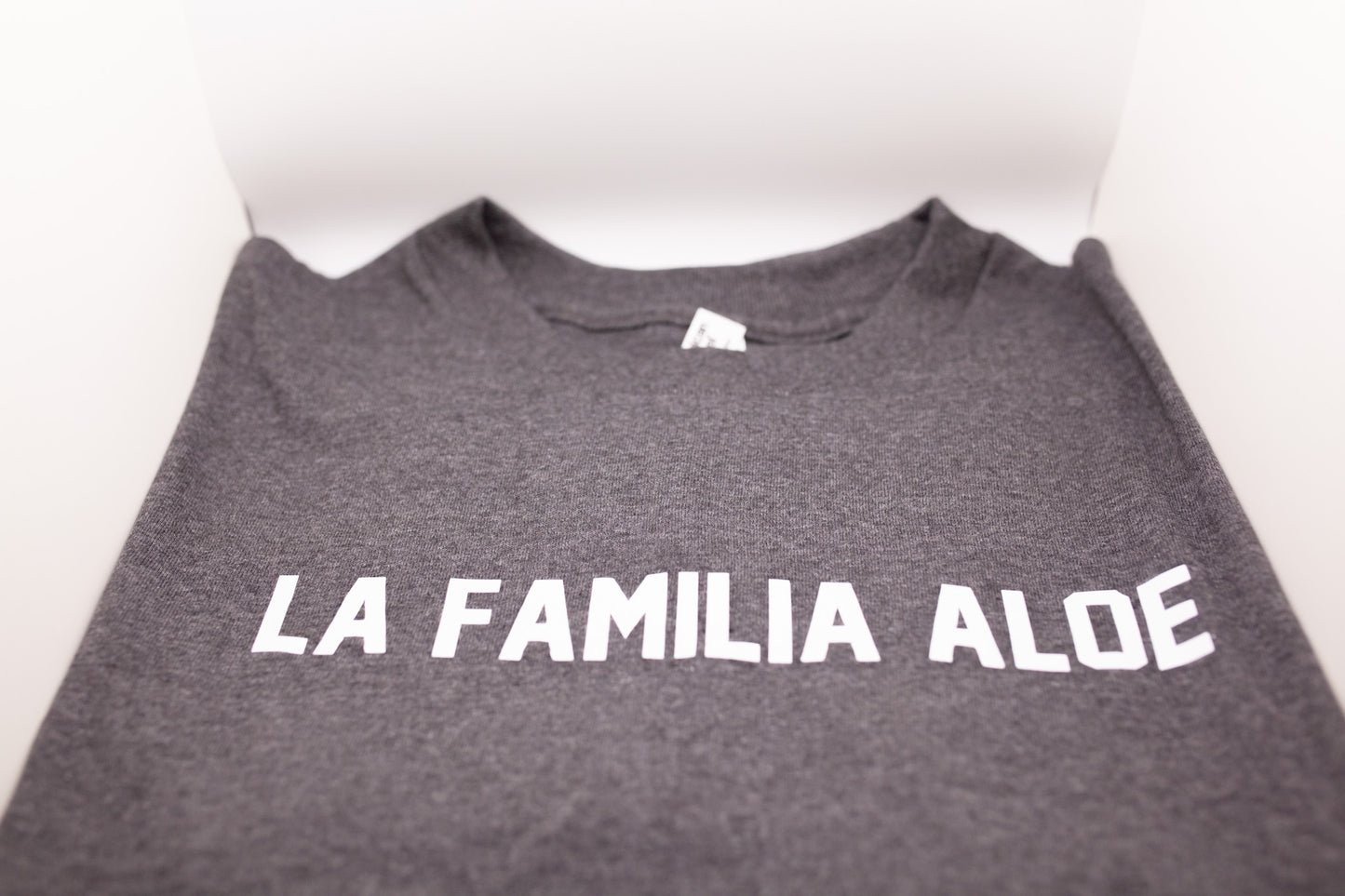 Heather Charcoal T-Shirt “La Familia Aloe”